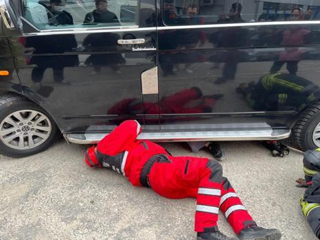 Sürücüsünün geri manevra yaptığı minibüsün çarptığı yaya yaralandı