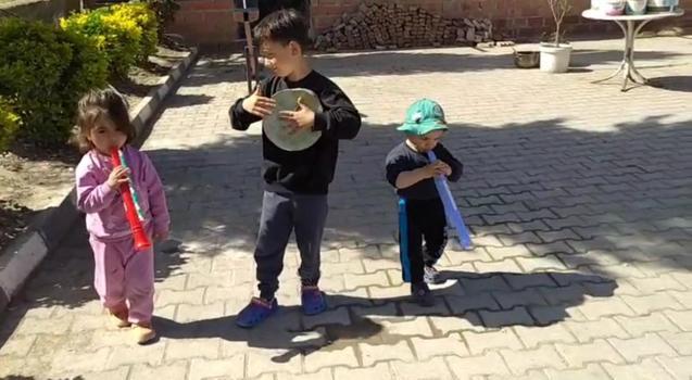 Köyde miniklerin müzikli eğlencesi izleyenleri gülümsetti