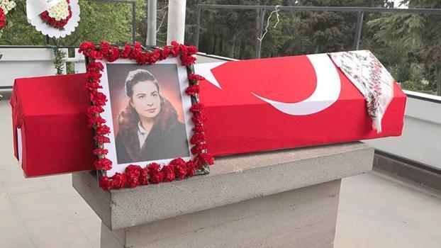 Tiyatro oyuncusu Feyha Çelenk son yolculuğuna uğurlandı