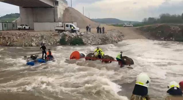 İşçilerini taşıyan traktör dereden geçerken devrildi: 10 işçi vinç yardımıyla kurtarıldı