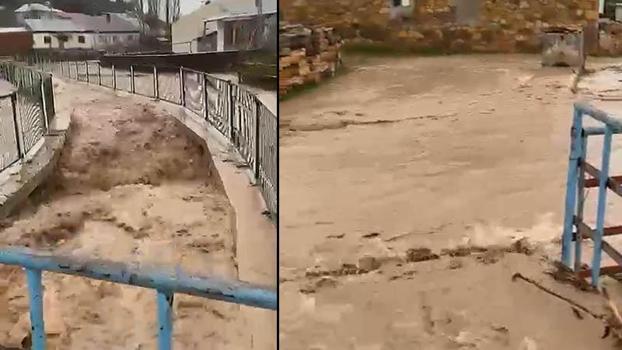 Sivas'ta sağanak; ırmak taştı, yol ve tarım arazilerini su bastı