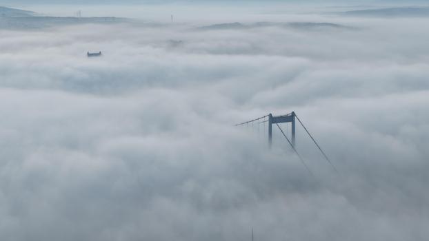 İstanbul'da etkili olan sis havadan görüntülendi