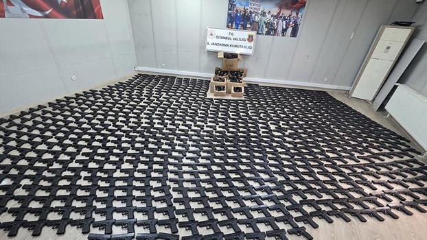 Eyüpsultan’da silah ticareti operasyonu: Kamyonette 1021 tabanca ele geçirildi