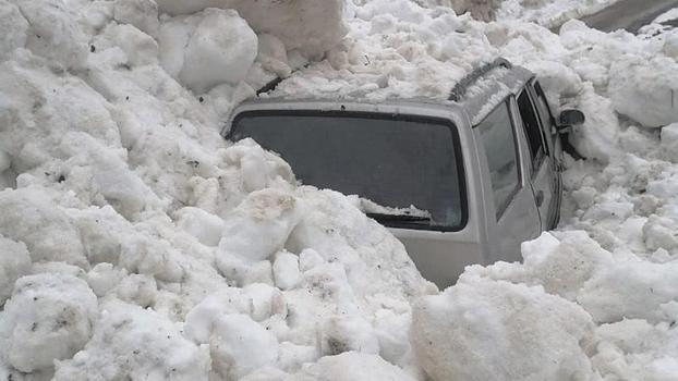 Üzerine çığ düşen araçtan kenti imkanlarıyla çıktılar