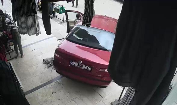 El freni çekilmeyen otomobil, mağazaya girmek üzereyken durduruldu