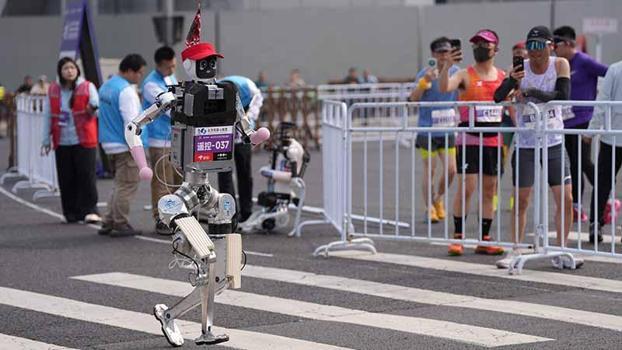 İnsansı robot yarı maratonda dünya rekorunu kırdı