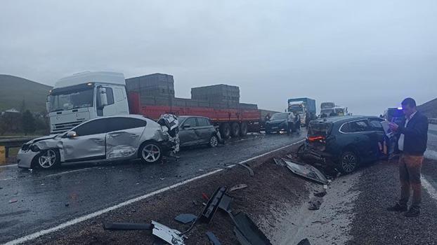 Yolcu otobüsü 10 araca çarparak durabildi: 7 yaralı