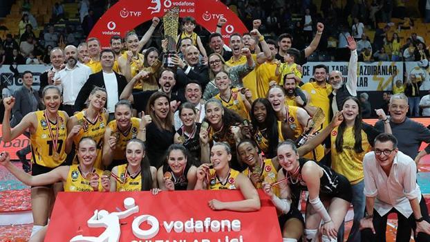 Sultanlar Ligi şampiyonu VakıfBank kupasını aldı