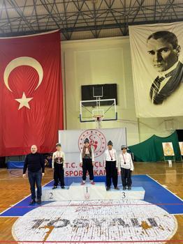 Genç okçular 23 Nisan için hedefi vurdu