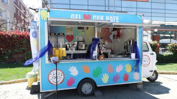 ‘Gel Çek Kafe’ projesi otizmli bireyleri kampüste öğrencilerle buluşturdu