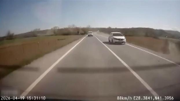 Çatalca’da hatalı sollama yapan otomobil şarampole yuvarlandı: 2 yaralı