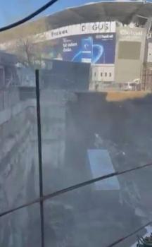 Fenerbahçe Stadyumu'nun yanındaki inşaat duvarının çökme anı kamerada-1