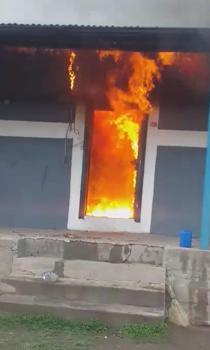 Tek katlı müstakil ev yandı