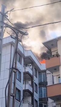 Esenyurt'ta 5 katlı binanın çatısında çıkan yangın yandaki iki apartmana sıçradı