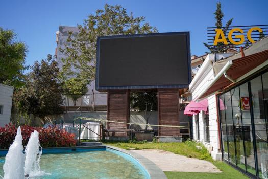 Parktaki LED ekranın ayağında erkek cesedi bulundu