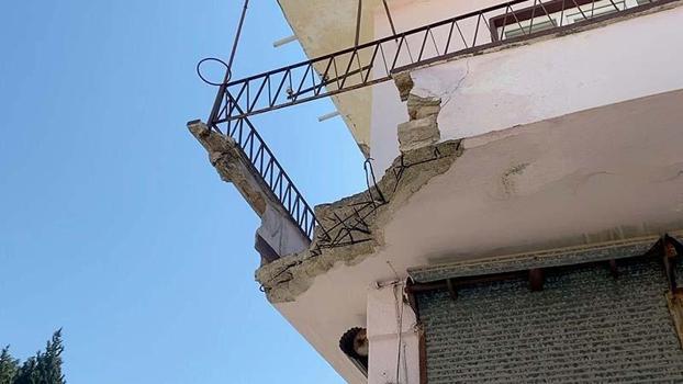 Balkon çöktü, baba ve engelli oğlu yaralandı