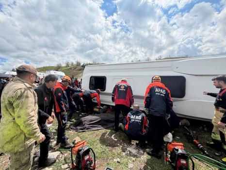 Diyarbakır’da midibüs devrildi: 1 ölü, 12 yaralı