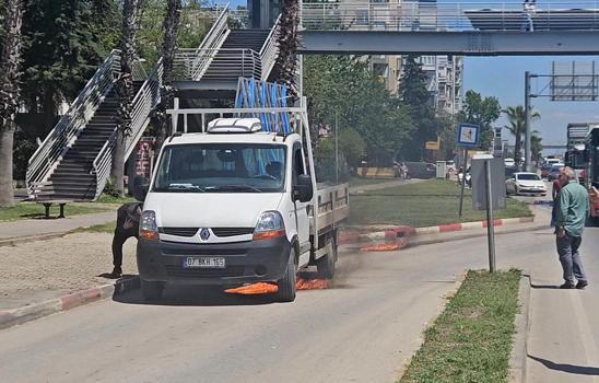 Kamyonette çıkan yangını, yoldan geçen araç sürücüleri söndürdü