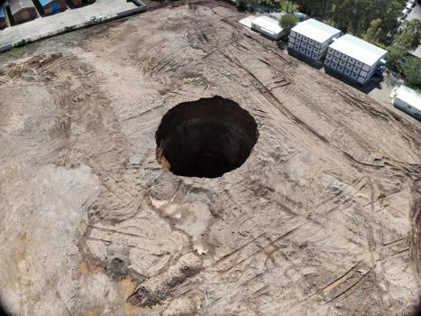 Hatay'da 35 metre çapında obruk oluştu