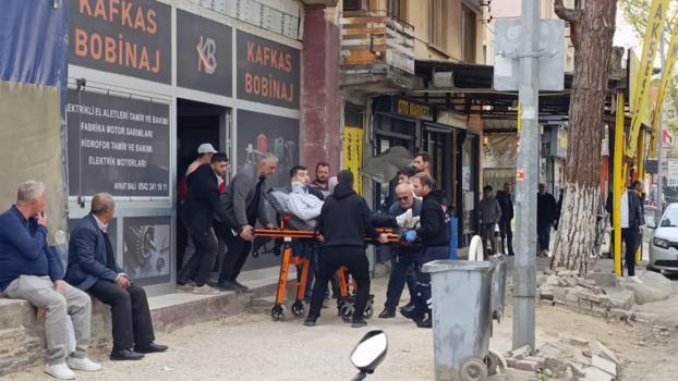 İnegöl'de hafif ticari araca çarpan motosikletli yaralandı