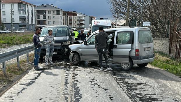 Minibüs ile hafif ticari araç kafa kafaya çarpıştı; 2 yaralı