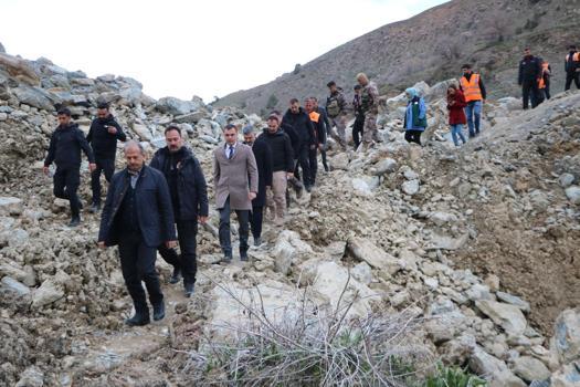 Heyelanın kapattığı Hakkari-Van kara yolunda ulaşım tamamen durdu (2)