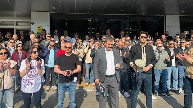Karşıyaka Belediyesi'nde memurlardan tam gün iş bırakma eylemi