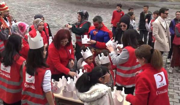 Kızılay’dan 23 Nisan öncesi çocuklara oyuncak sürprizi