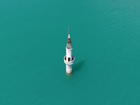 Baraj doldu, eski mahalleden geriye sadece minarenin bir bölümü kaldı