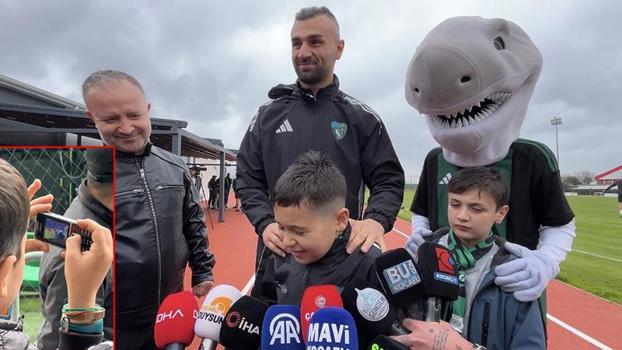 Golü tuşlu teflonuyla kaydeden minik taraftara, Serdar Dursun kamera hediye etti