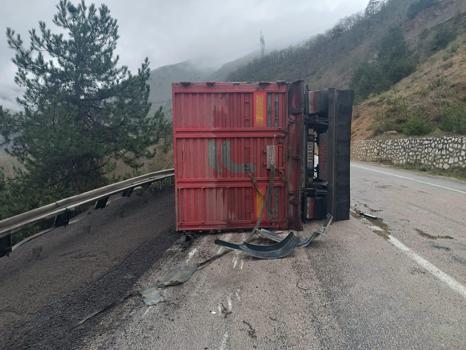 Bariyerlere çarpan kömür yüklü TIR devrildi
