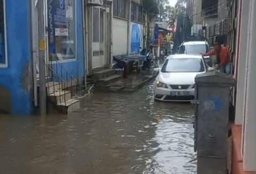 Balıkesir'de sağanak; cadde ve sokaklar göle döndü
