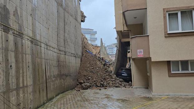İstinat duvarı çöktü; 7 katlı binanın 2 katı tahliye edildi