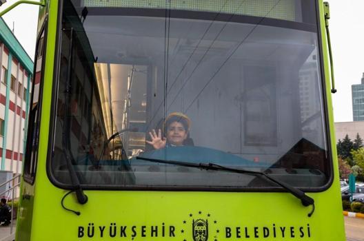 Bursa'da 7 yaşındaki Ali, vatman koltuğuna oturdu