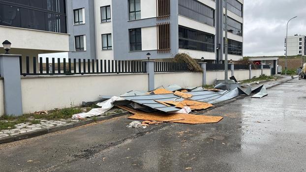 Eskişehir’de kuvvetli rüzgar çatı uçurdu; o anlar kamerada