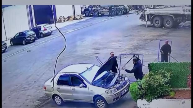 Alev alan otomobili oto yıkama tabancasıyla söndürdüler; o anlar kamerada