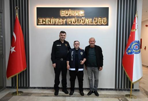 Down sendromlu Uğur'a polis yeleği giydirilip pastalı doğum günü sürprizi yapıldı