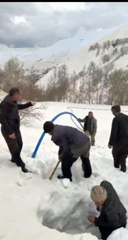 Çığ altında kalan su şebekesi devre dışı kaldı; 400 metre boru döşenerek yeniden suya ulaşıldı