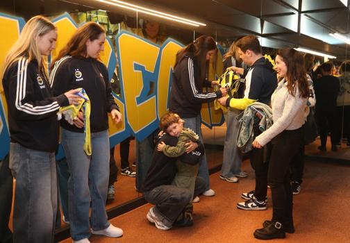 EuroLeague şampiyonu Fenerbahçe Opetli basketbolcular, taraftarlarla buluştu