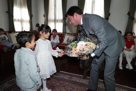 Tokat Belediye Başkanı Yazıcıoğlu, makamını çocuklara devretti
