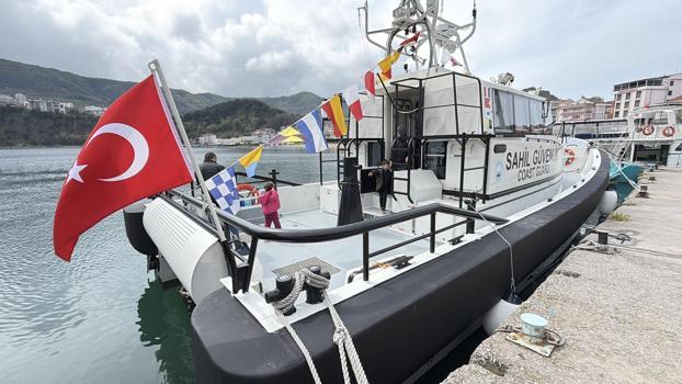 Amasra'da çocuklar sahil güvenlik botunu gezdi