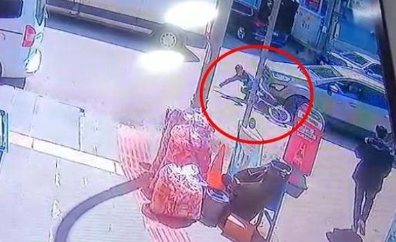 Otomobilin altında kalan çocuğun 10 metre sürüklendiği kaza kamerada