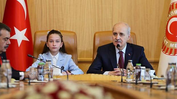 TBMM Başkanı Kurtulmuş, koltuğunu 6'ncı sınıf öğrencisi İnci'ye devretti