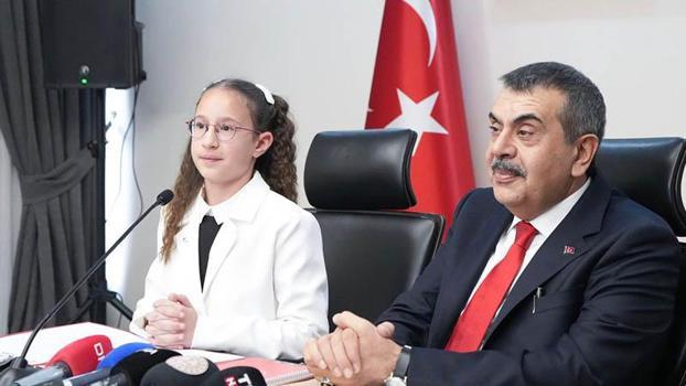 Bakan Tekin, koltuğunu 11 yaşındaki Defne'ye devretti