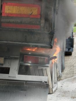 Seyir halindeki TIR’ın lastikleri yandı