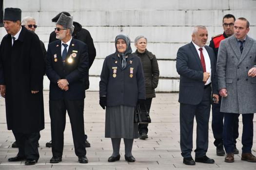 Gazi eşinin vasiyetiyle 10 yıldır tüm resmi törenlere katılıyor