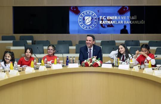 Bakan Bayraktar, çocuklarla bir araya geldi