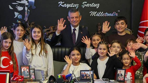 Özgür Özel, koltuğunu 5'inci sınıf öğrencisi Elisa'ya devretti