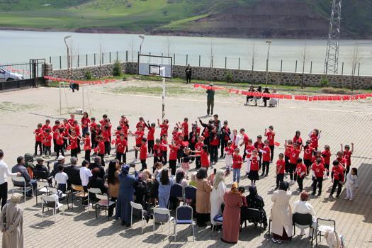 7 öğrencili okulda 77 kişinin katılımı ile 23 Nisan coşkusu