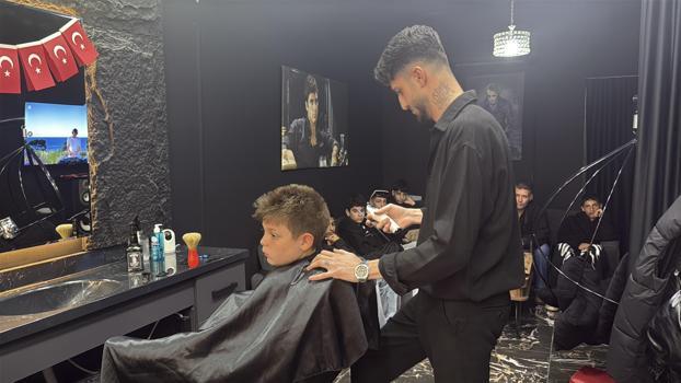 Çocukları tıraş ederek 23 Nisan hediyesi verdi